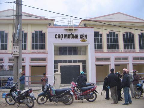 Cháy chợ, hàng chục gian hàng bị thiêu rụi