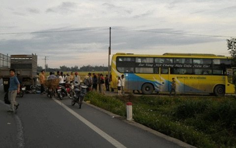 Xe khách lao vào nhóm học sinh