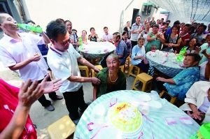 Ăn mày tổ chức sinh nhật cảm ơn hàng xóm