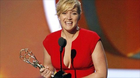 Kate Winslet bật khóc nhận giải Oscar truyền hình Mỹ