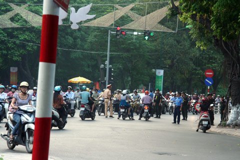 Hà Nội chỉ phân làn 2 tuyến phố