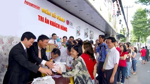 Tuần lễ Vàng ở Nguyễn Kim: Náo nức quà tặng tri ân