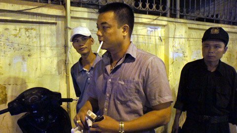 Vi phạm giao thông, tấn công cả nhà báo