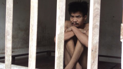 Đau lòng con điên dại vác thùng đánh bố