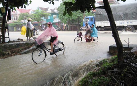 Một cán bộ trường học bị lũ cuốn