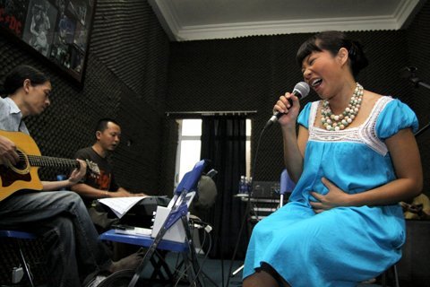 Hà Trần ôm bụng bầu 