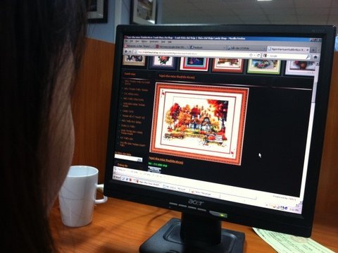 Nghỉ trưa, nữ nhân viên công sở làm gì?