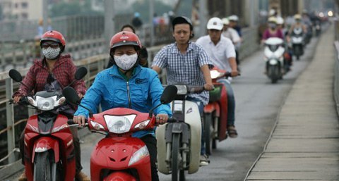 Người Hà Nội mặc áo rét ra đường