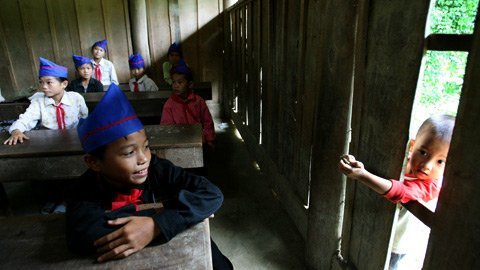 Vừa dạy học, vừa trông con