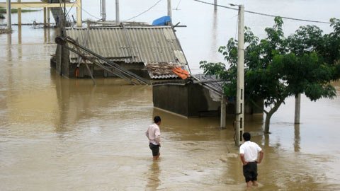 Miền Trung tiếp tục mưa to, chuẩn bị đối phó lũ kép