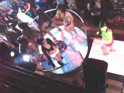 Những kẻ hốt tiền trên thân xác vũ nữ