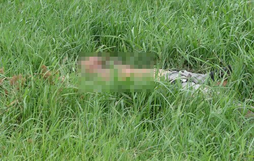 Phát hiện thanh niên nằm chết trên đồng cỏ