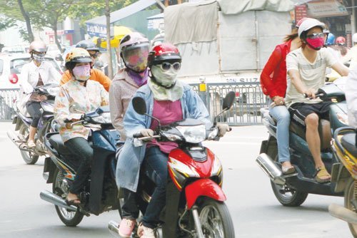Khẩu trang chỉ để... chống nắng