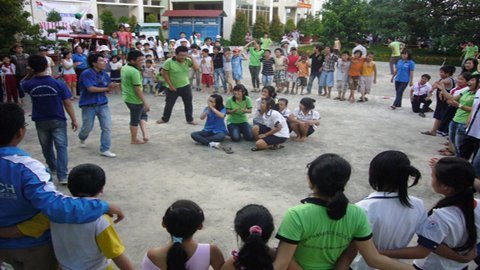 Clip “bú sữa”: Cần xin lỗi công khai