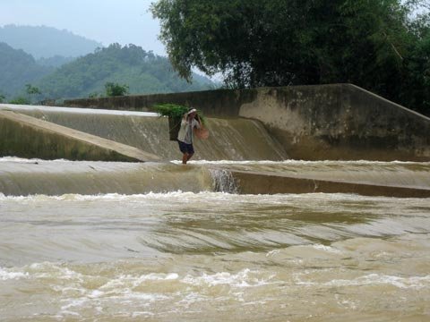 Mưa lũ tàn phá miền Tây xứ Nghệ
