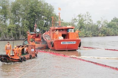 Tàu đâm sà lan, 3 người trong gia đình mất tích