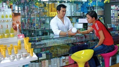 Ra chợ sắm đồ đắt tiền, nhãn hiệu nổi tiếng