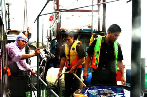 Cứu 9 ngư dân bị nạn trên biển