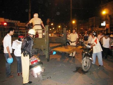 Cảnh sát trấn áp mạnh, đua xe vẫn… nóng