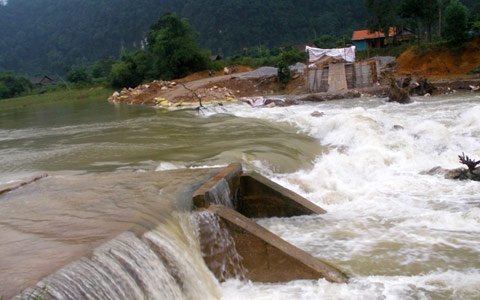 Lũ cuốn trôi đường, 700 người bị chia cắt