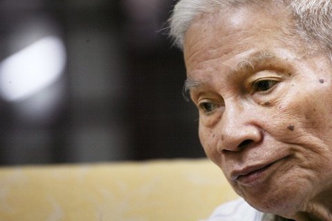 GS Hoàng Tụy buồn...