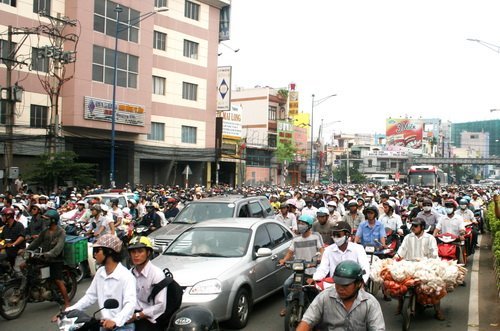Xe máy chở 4 đâm ô tô, 2 người chết