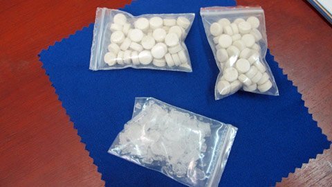 Bắt kẻ ném MBH vào cảnh sát, thu 100 viên thuốc lắc