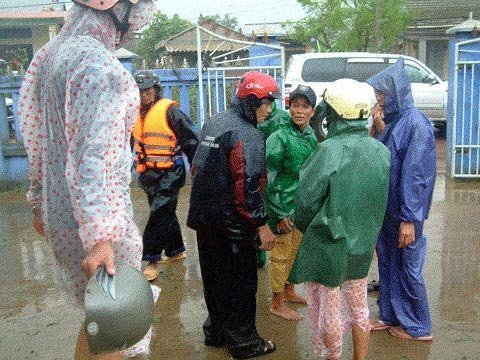 Nóng trong ngày: Vàng lao dốc, đội mưa đi bán