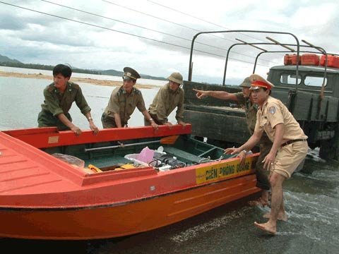 Tìm kiếm 4 thuyền viên trên tàu trục vớt mất tích