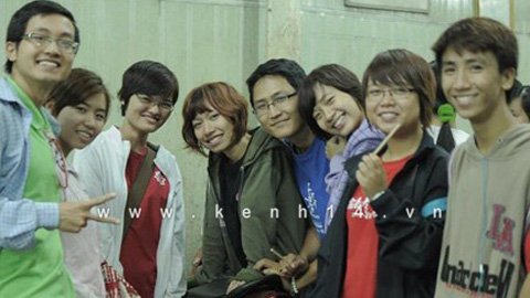 Trời trở lạnh, teen thích thú mặc áo ấm ra đường