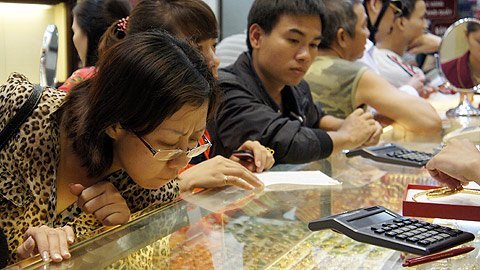 Chùm ảnh: Vẫn say sưa, bất chấp vàng loạn giá