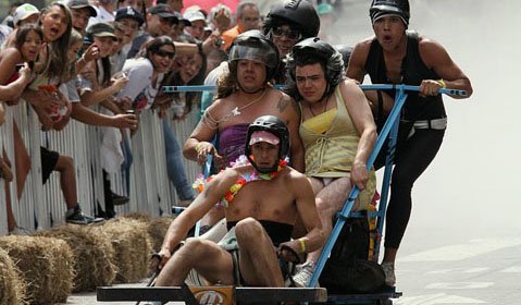 Những kiểu xe tự chế đốt cháy đường đua