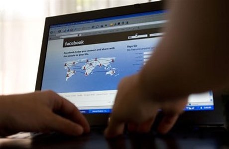 Facebook thừa nhận theo dõi người dùng