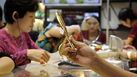 Vàng bám trụ mốc 45 triệu, người mua 'chê'