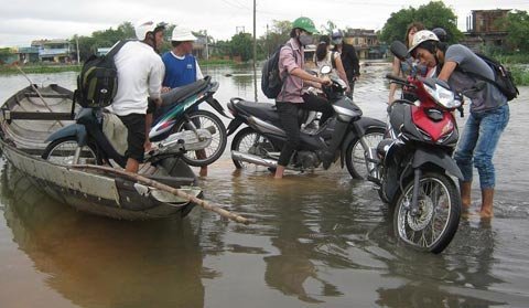 TT-Huế: Đường biến thành sông sau mưa bão