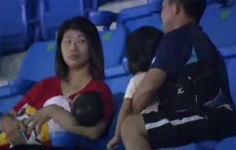 Ông bố mải đón bóng đánh rơi cả con gái