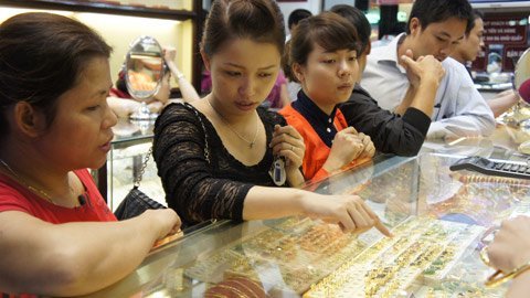 Vàng lao dốc, vẫn cao hơn thế giới 3 triệu đồng