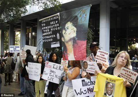 Diễn biến trong và ngoài tòa vụ cái chết Michael Jackson
