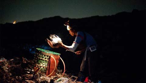 Những mảnh đời giữa bãi rác lớn nhất Indonesia