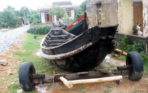 Cõng ‘cần câu cơm’ tránh bão