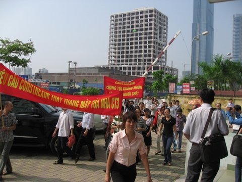 Dân đòi gặp BQL nhà có vụ chết tại thang máy