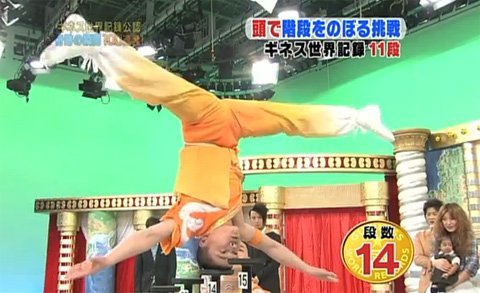 Kì tài biểu diễn leo cầu thang bằng... đầu