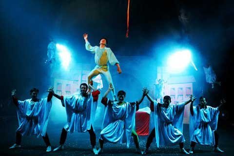 Xem Romeo và Juliet…đu dây, nhào lộn