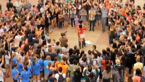 Phát sốt với màn cầu hôn bằng Flashmob của chàng trai Việt