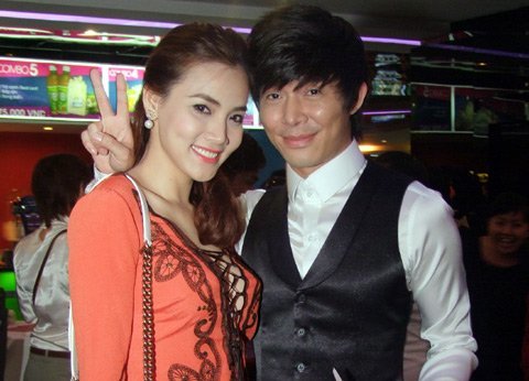 Trang Nhung nắm tay Nathan Lee đi xem phim