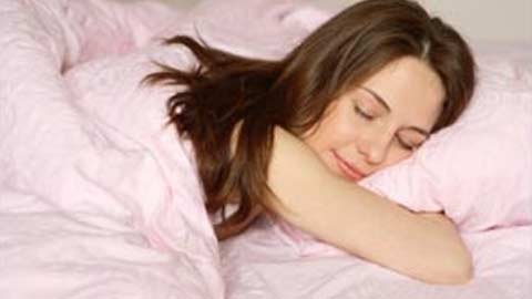 Tò mò cuộc sống của nữ sinh không dám ngủ ngày