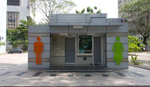 Để 131.000 USD trong toilet làm từ thiện