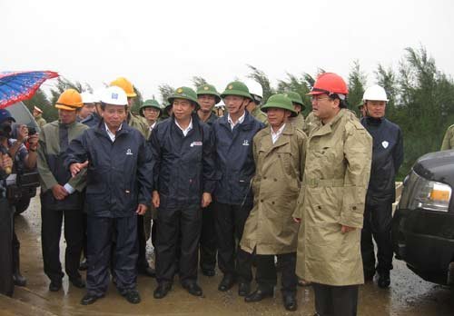 Bão áp sát đất liền, tàu 1.000 tấn gặp nạn