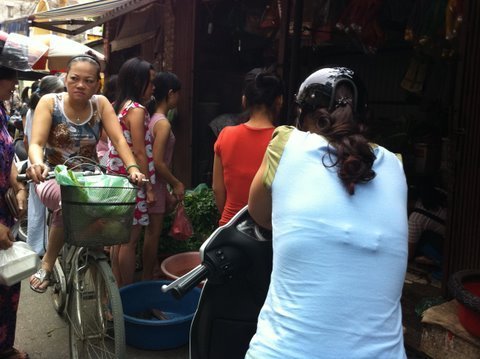 Sợ Hà Nội mưa lụt, đổ xô đi mua thực phẩm