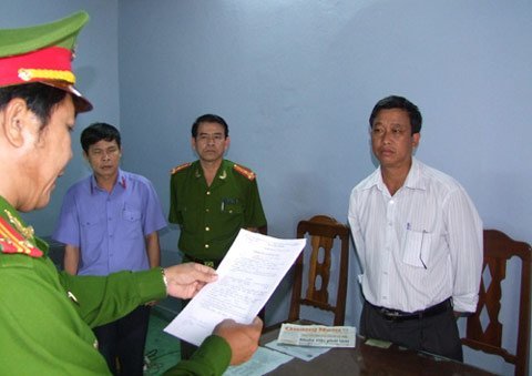 Bắt giám đốc “ăn” gỗ làm nhà cho dân nghèo